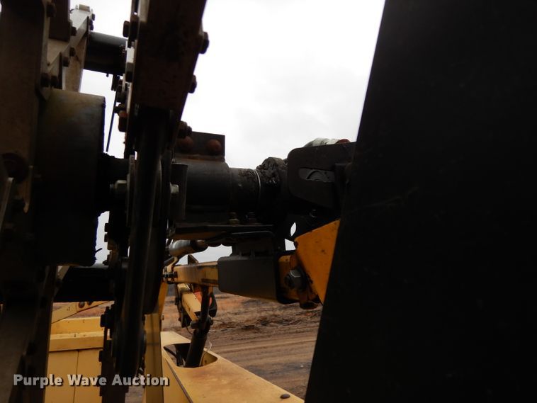 image for item DH2302 New Holland Honey Bee 994 draper head