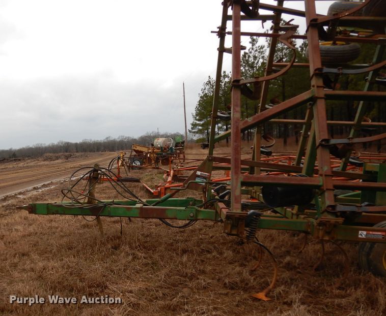 image for item DH2313 John Deere 980 field cultivator