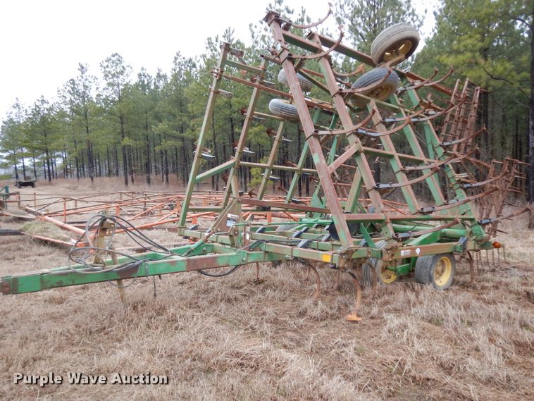 image for item DH2313 John Deere 980 field cultivator