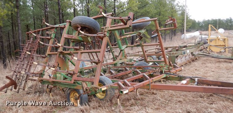 image for item DH2314 John Deere 960 field cultivator