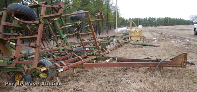 image for item DH2314 John Deere 960 field cultivator