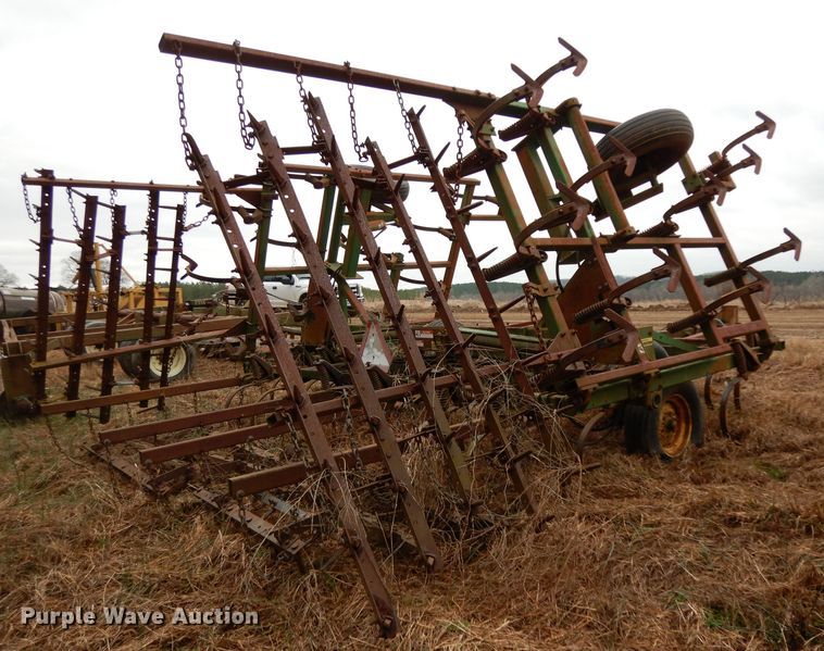 image for item DH2314 John Deere 960 field cultivator