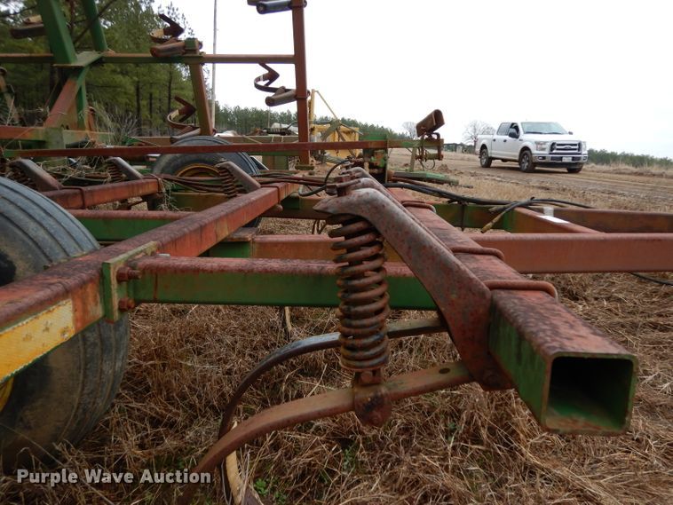 image for item DH2314 John Deere 960 field cultivator