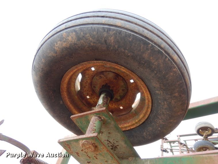 image for item DH2314 John Deere 960 field cultivator