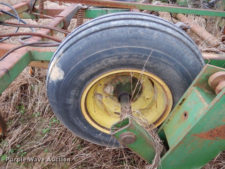 image for item DH2314 John Deere 960 field cultivator