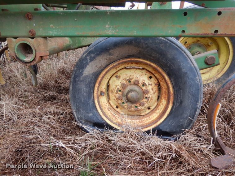 image for item DH2314 John Deere 960 field cultivator
