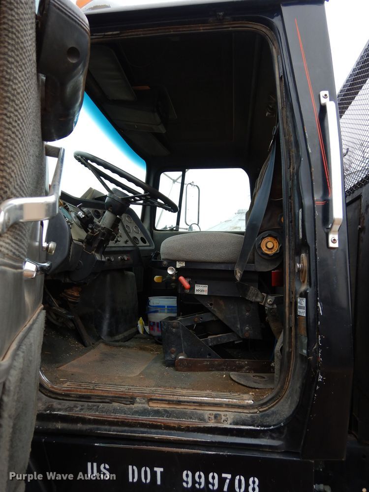 image for item DH3724 1990 Ford L9000 AeroMax semi truck