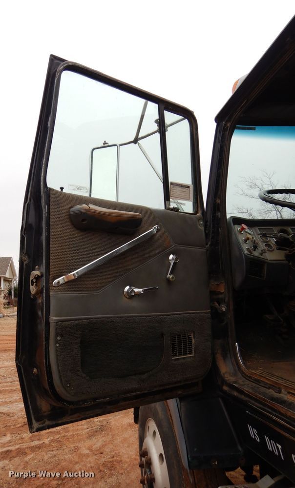 image for item DH3724 1990 Ford L9000 AeroMax semi truck