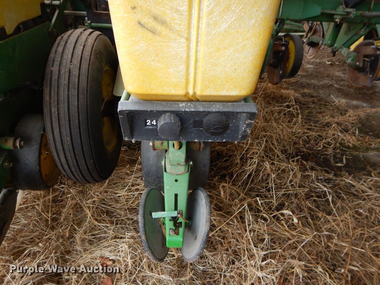 image for item DH4394 John Deere 7200 Max Emerge 2 planter