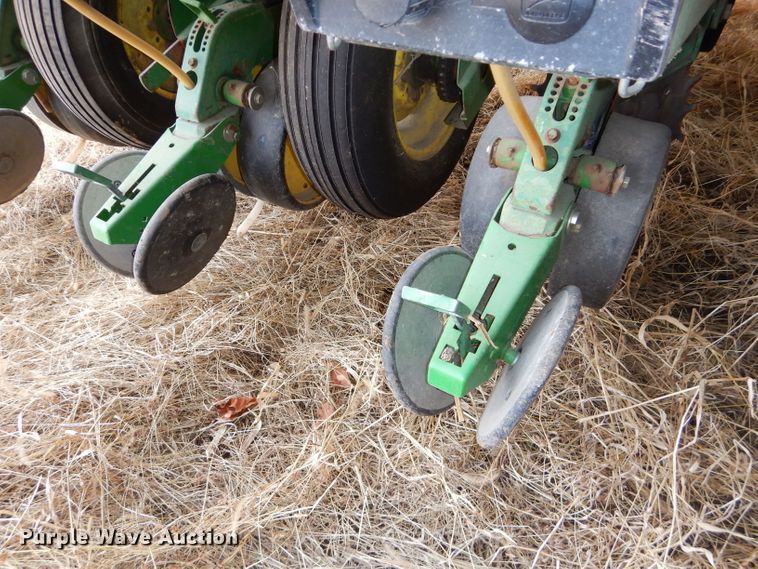 image for item DH4394 John Deere 7200 Max Emerge 2 planter