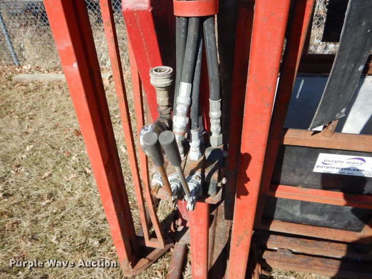 image for item DH6409 Linn livestock squeeze chute
