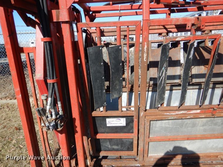 image for item DH6409 Linn livestock squeeze chute