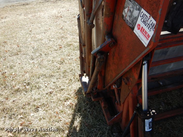 image for item DH6409 Linn livestock squeeze chute