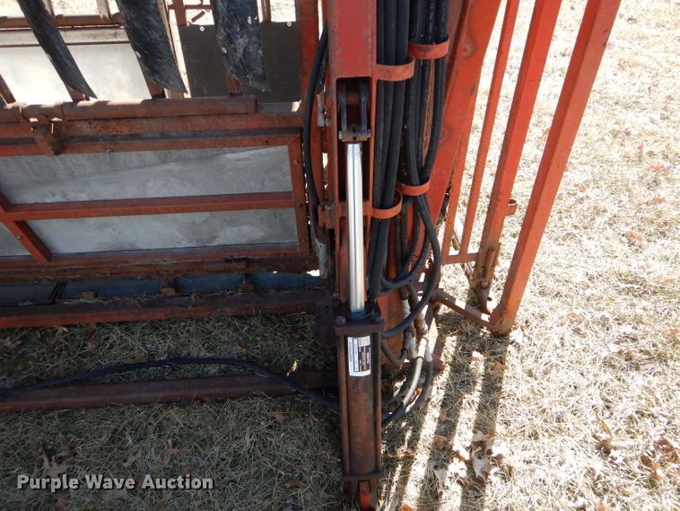 image for item DH6409 Linn livestock squeeze chute