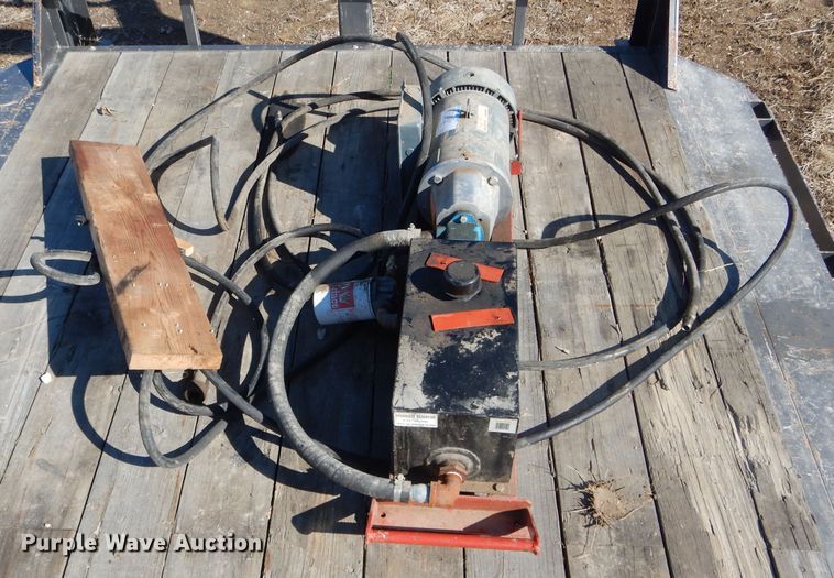 image for item DH6409 Linn livestock squeeze chute