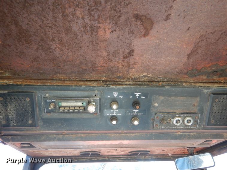 image for item GB9799 1978 Allis Chalmers 7045 tractor