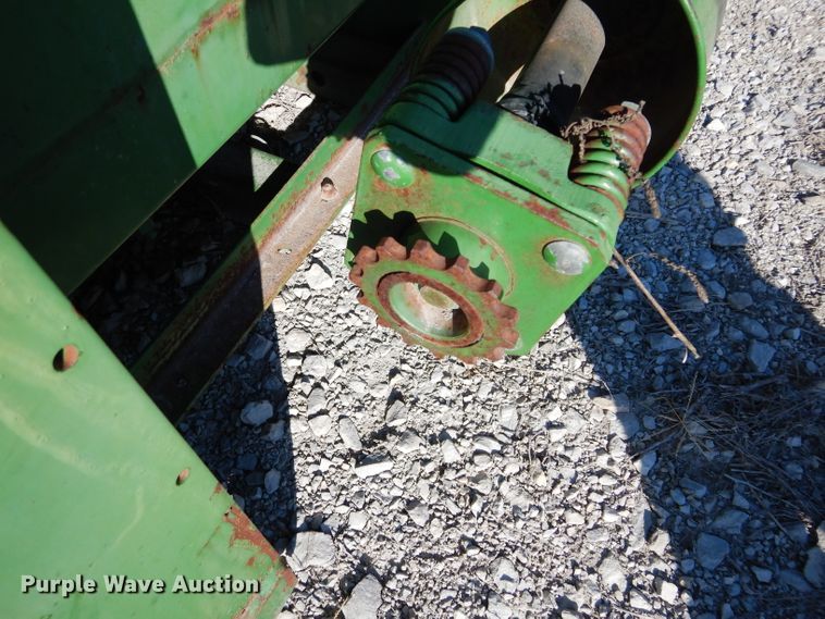 image for item GE9132 John Deere pickup head