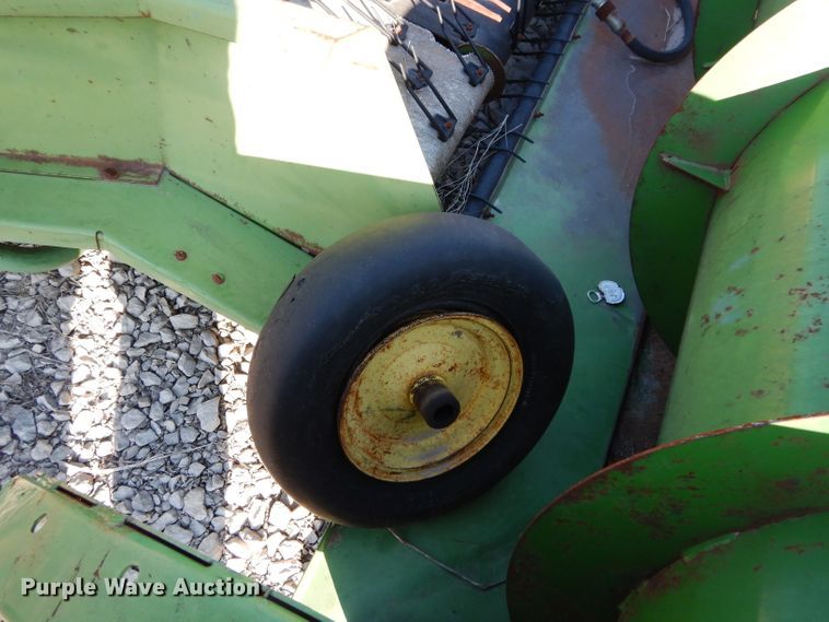 image for item GE9132 John Deere pickup head