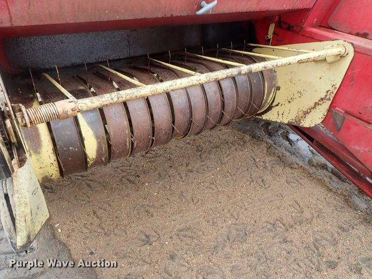 image for item GR9013 New Holland 271 Hayliner square baler
