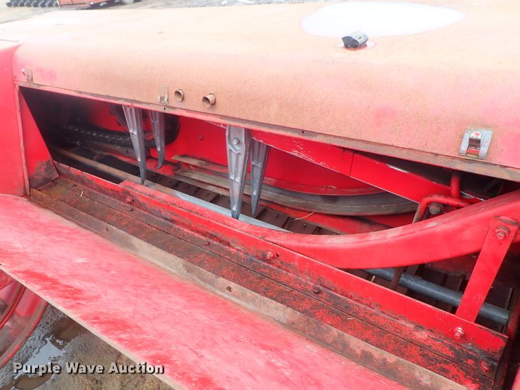 image for item GR9013 New Holland 271 Hayliner square baler