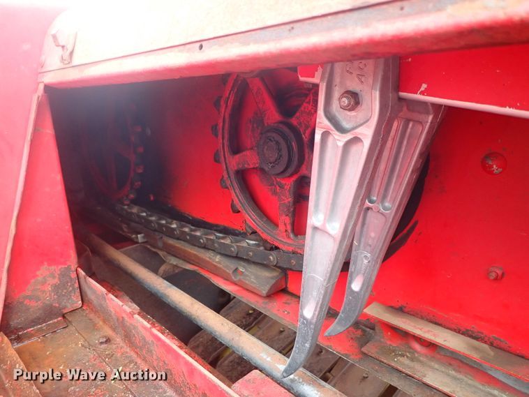 image for item GR9013 New Holland 271 Hayliner square baler