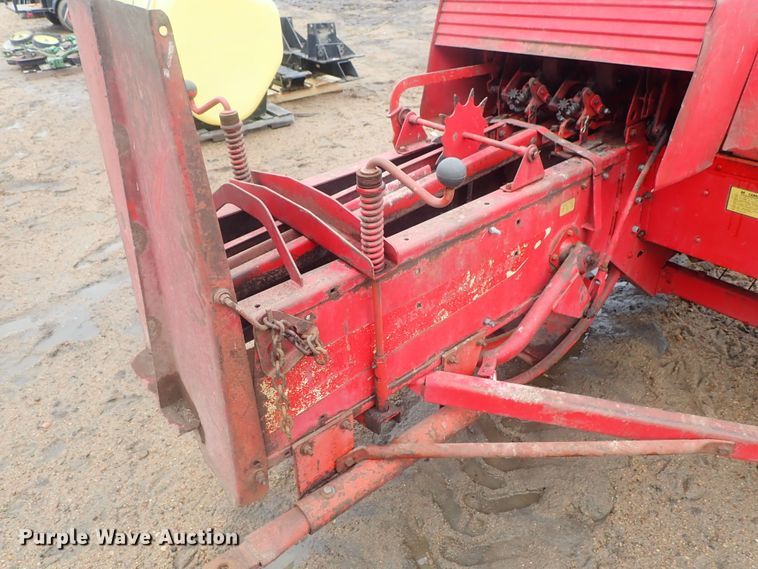 image for item GR9013 New Holland 271 Hayliner square baler
