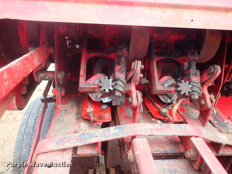 image for item GR9013 New Holland 271 Hayliner square baler