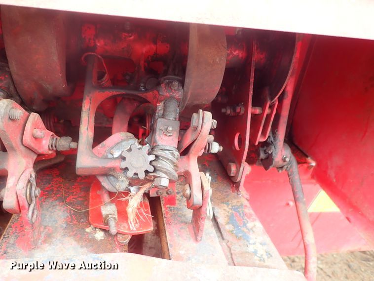 image for item GR9013 New Holland 271 Hayliner square baler