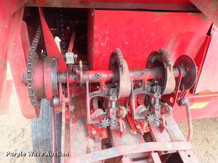 image for item GR9013 New Holland 271 Hayliner square baler