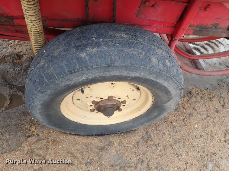 image for item GR9013 New Holland 271 Hayliner square baler