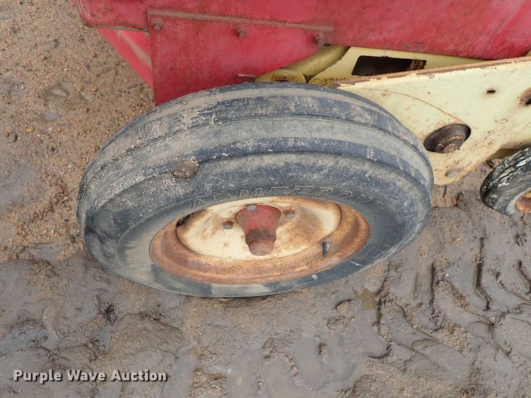 image for item GR9013 New Holland 271 Hayliner square baler