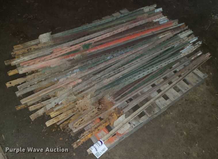 image for item L1421 (65) 5'L T-posts