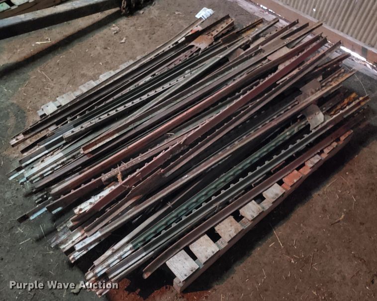 image for item L1421 (65) 5'L T-posts