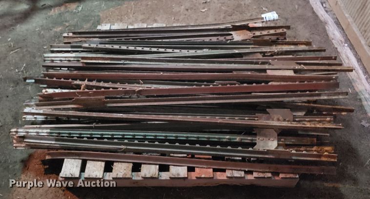 image for item L1421 (65) 5'L T-posts