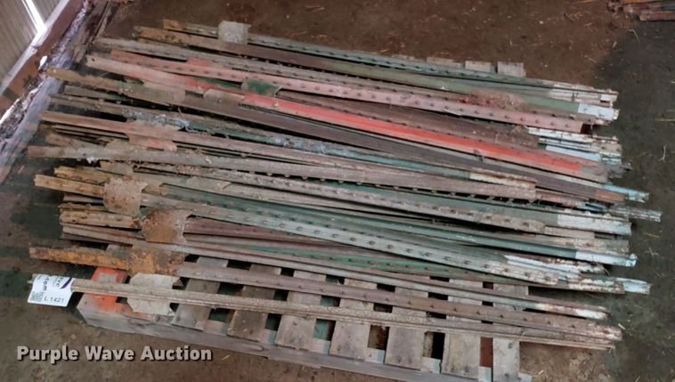 image for item L1421 (65) 5'L T-posts