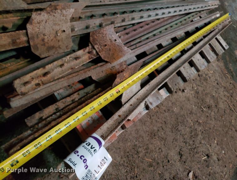 image for item L1421 (65) 5'L T-posts