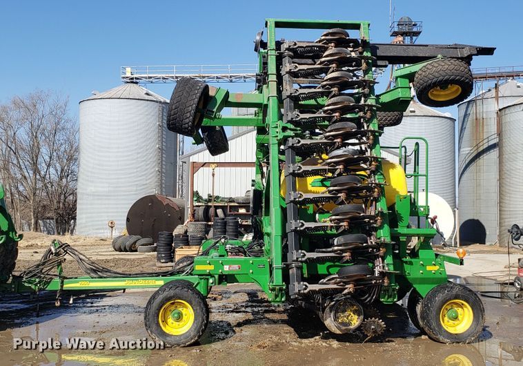 image for item L1437 2009 John Deere 1990 CCS air seeder