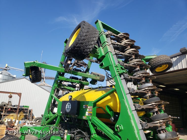 image for item L1437 2009 John Deere 1990 CCS air seeder