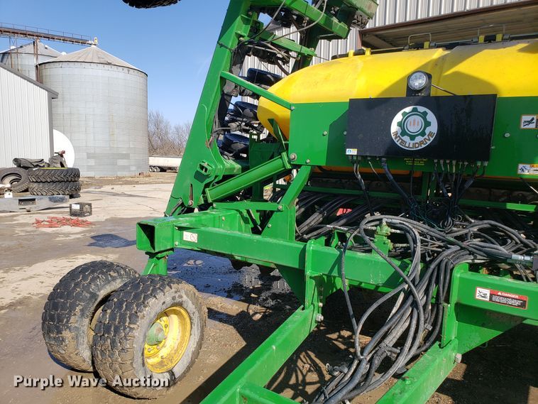 image for item L1437 2009 John Deere 1990 CCS air seeder