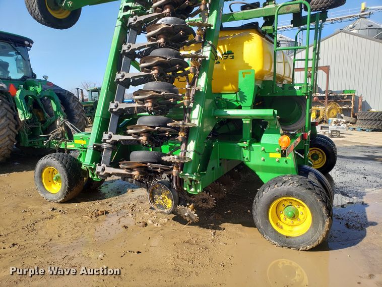 image for item L1437 2009 John Deere 1990 CCS air seeder