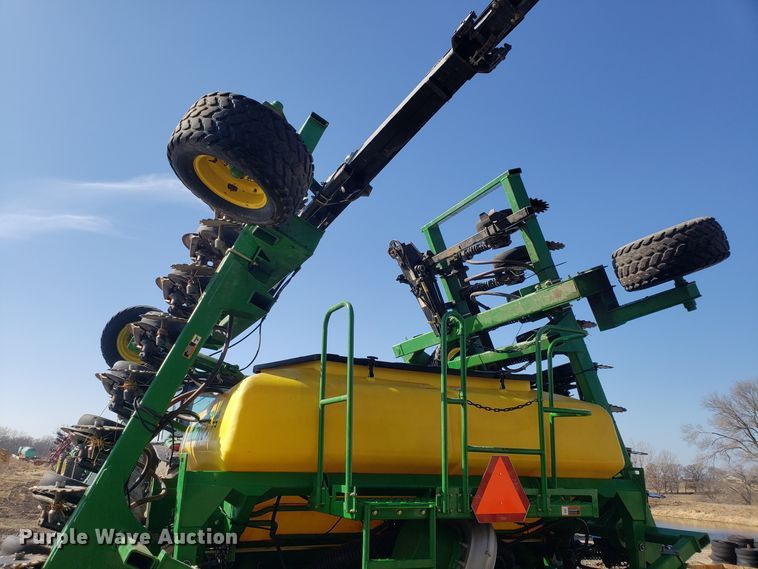 image for item L1437 2009 John Deere 1990 CCS air seeder