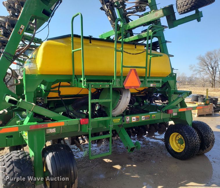 image for item L1437 2009 John Deere 1990 CCS air seeder