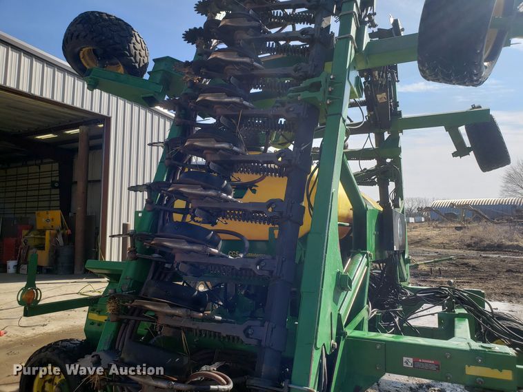 image for item L1437 2009 John Deere 1990 CCS air seeder