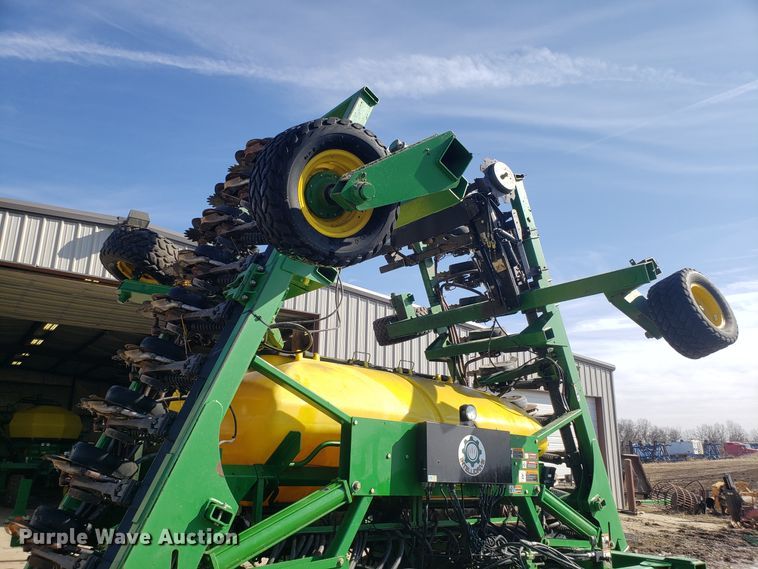 image for item L1437 2009 John Deere 1990 CCS air seeder