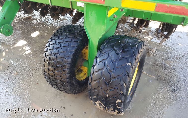 image for item L1437 2009 John Deere 1990 CCS air seeder