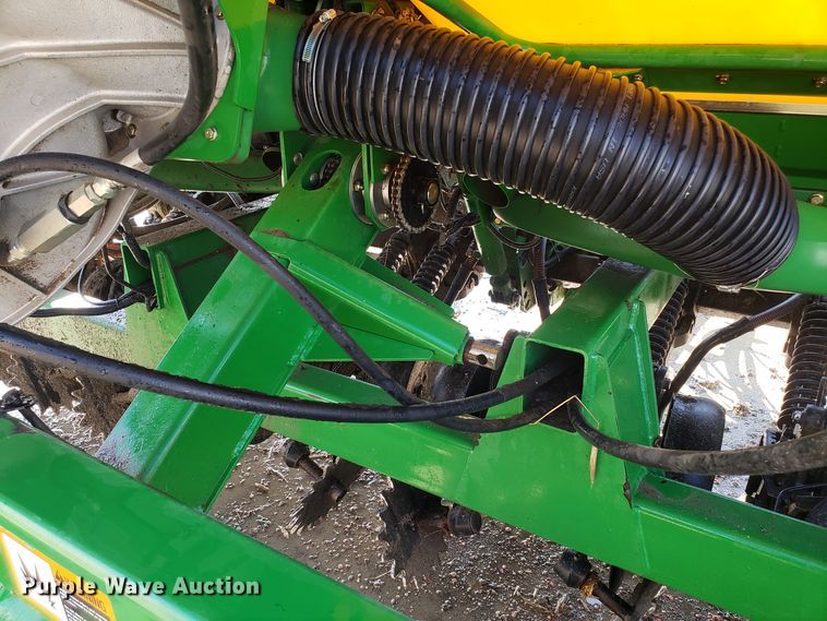 image for item L1437 2009 John Deere 1990 CCS air seeder