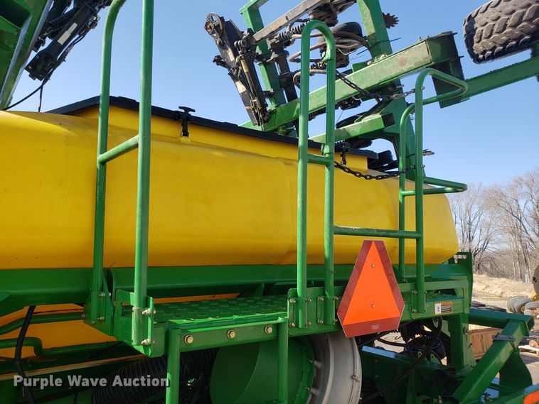 image for item L1437 2009 John Deere 1990 CCS air seeder