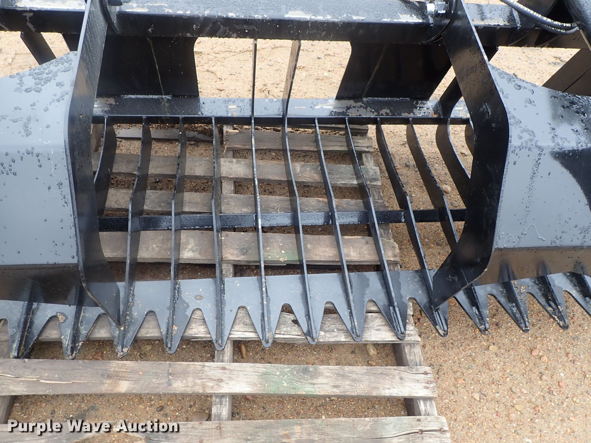 84"W skid steer grapple bucket in Kinsley, KS Item GR9017 sold