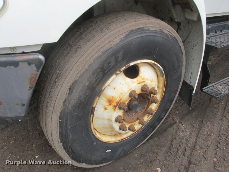 image for item DA8348 2006 International 4200 box truck