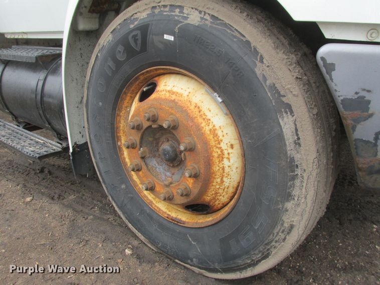 image for item DA8348 2006 International 4200 box truck